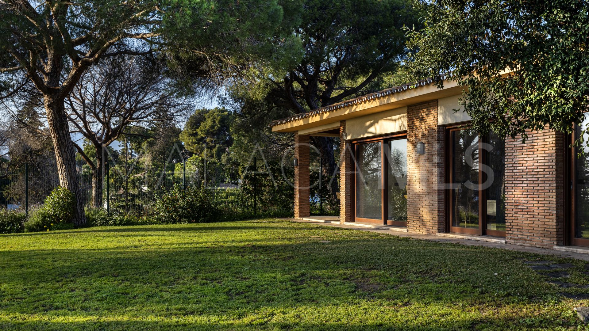 Villa for sale in Elviria