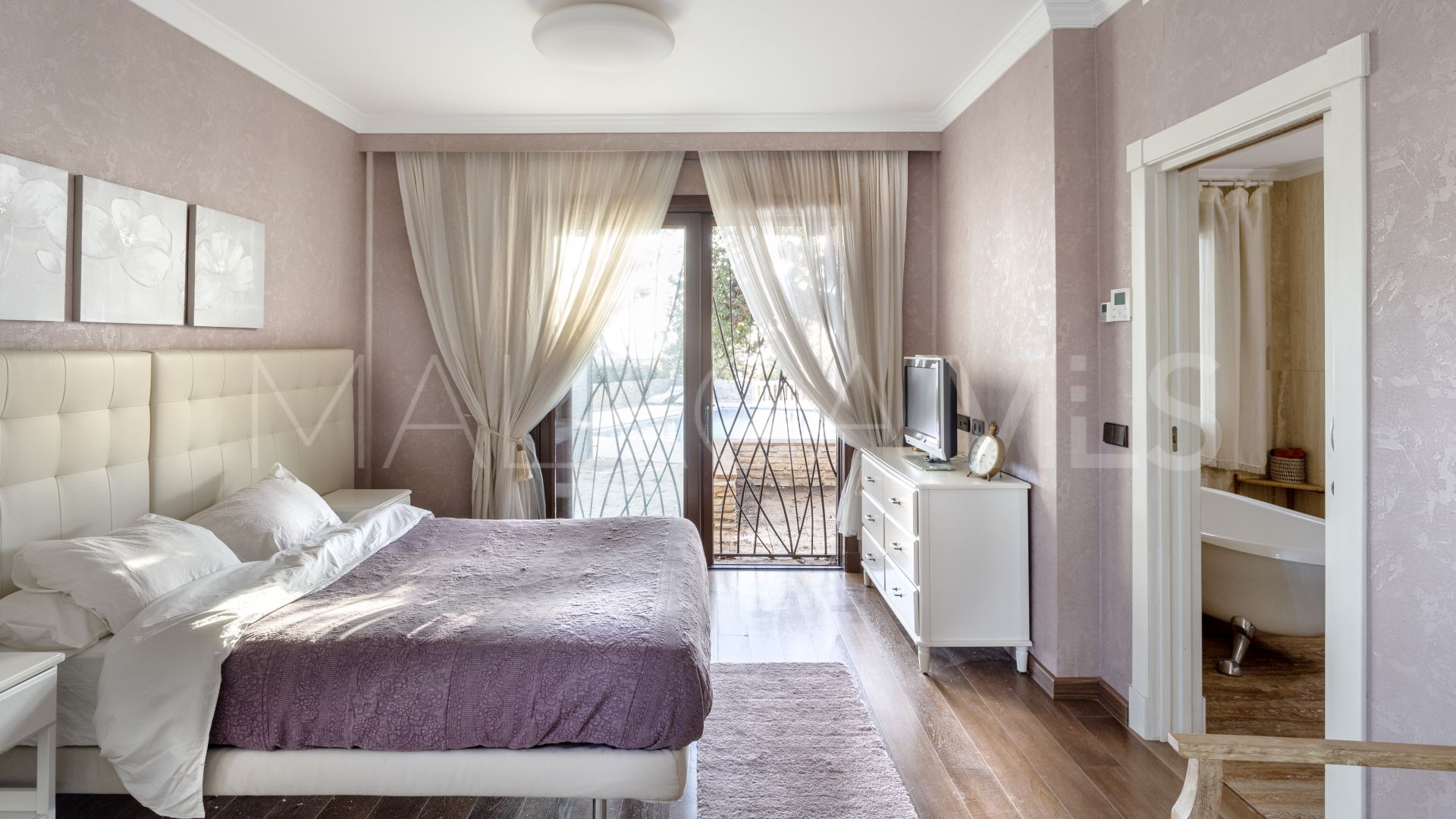 Villa for sale in Elviria
