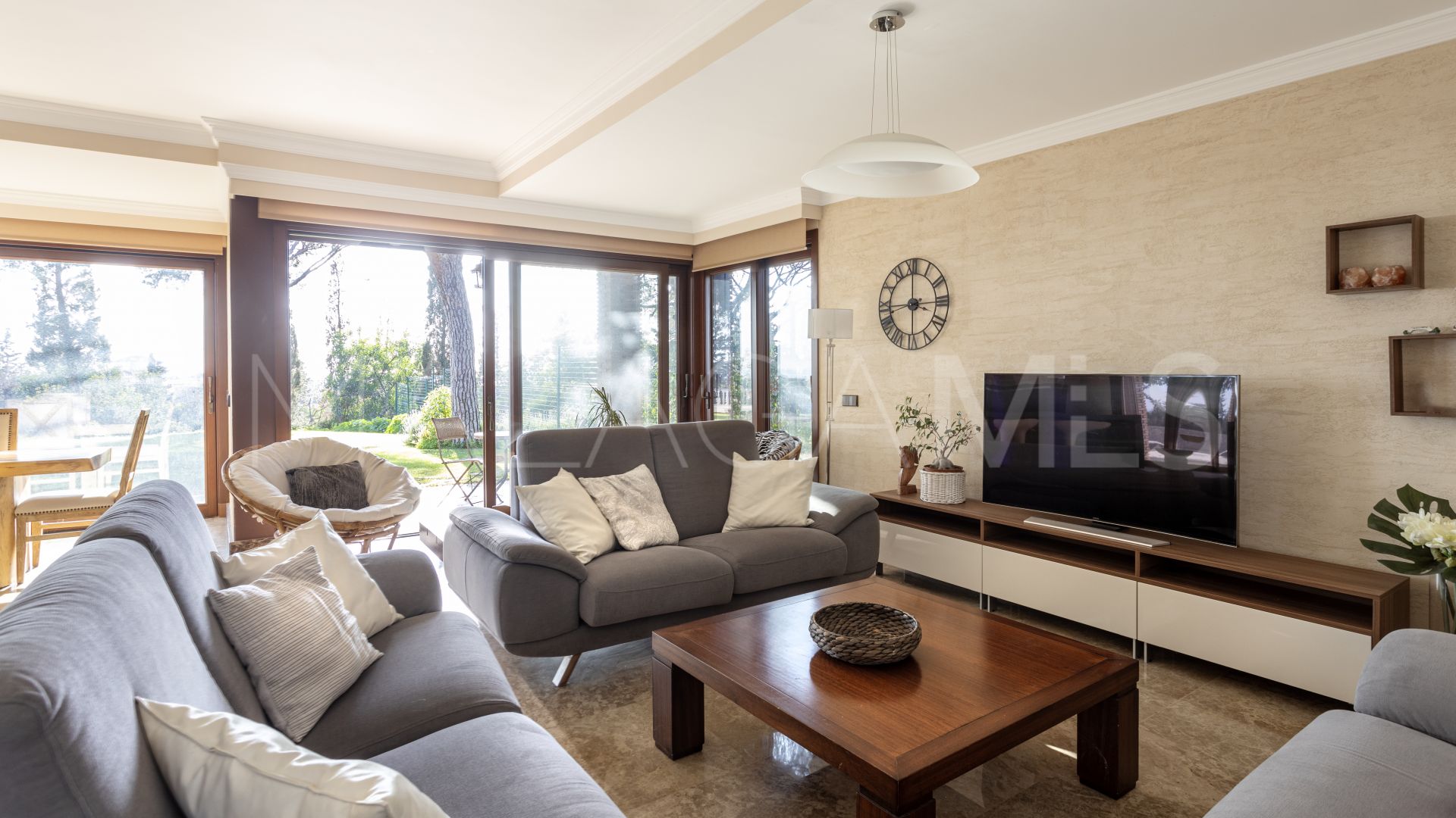 Villa for sale in Elviria