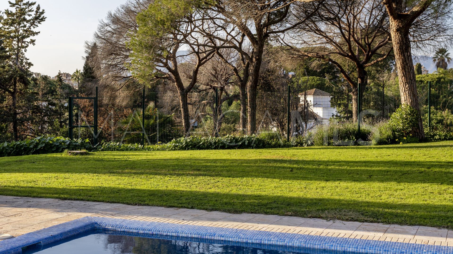 Villa for sale in Elviria