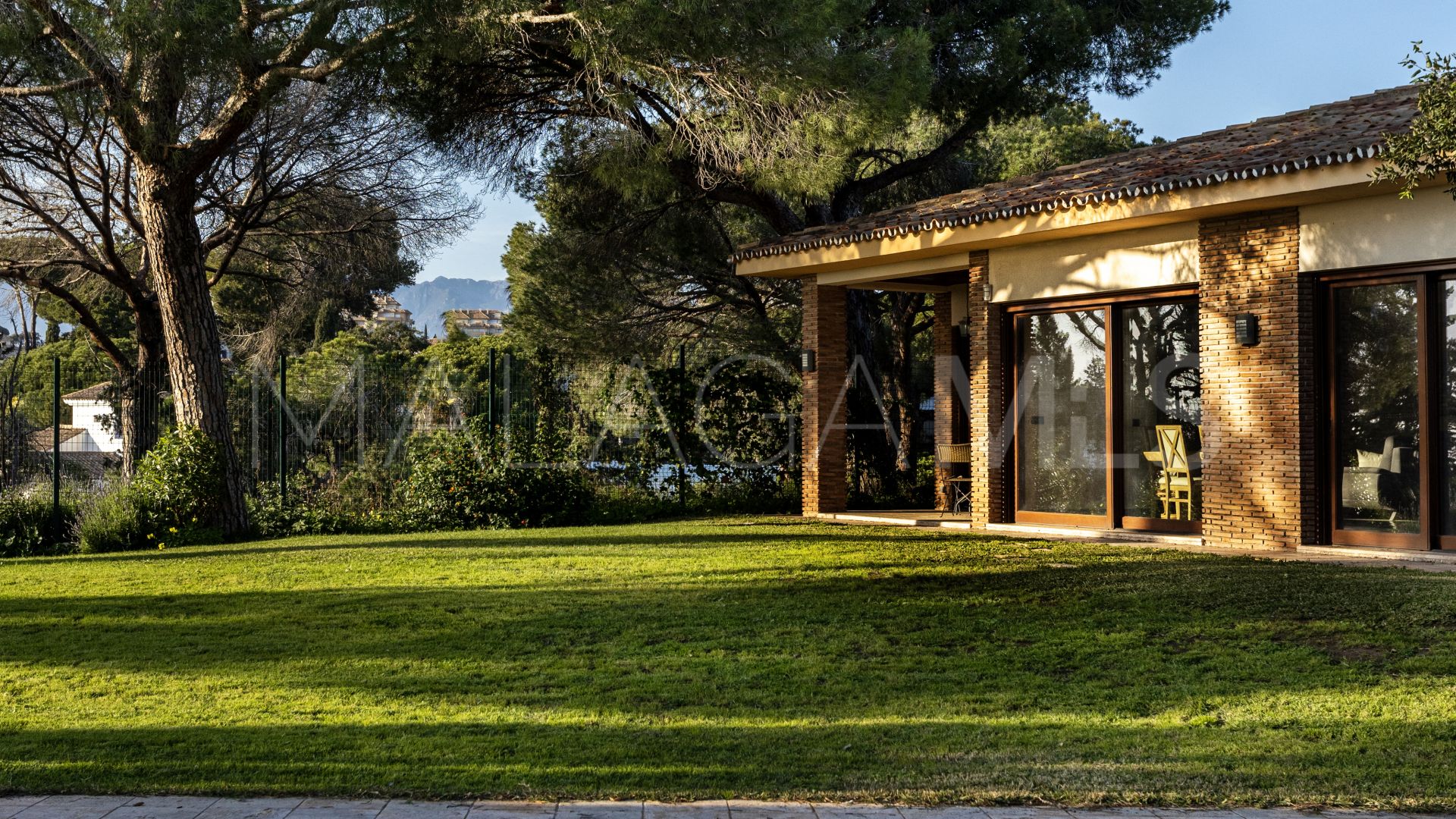 Villa for sale in Elviria