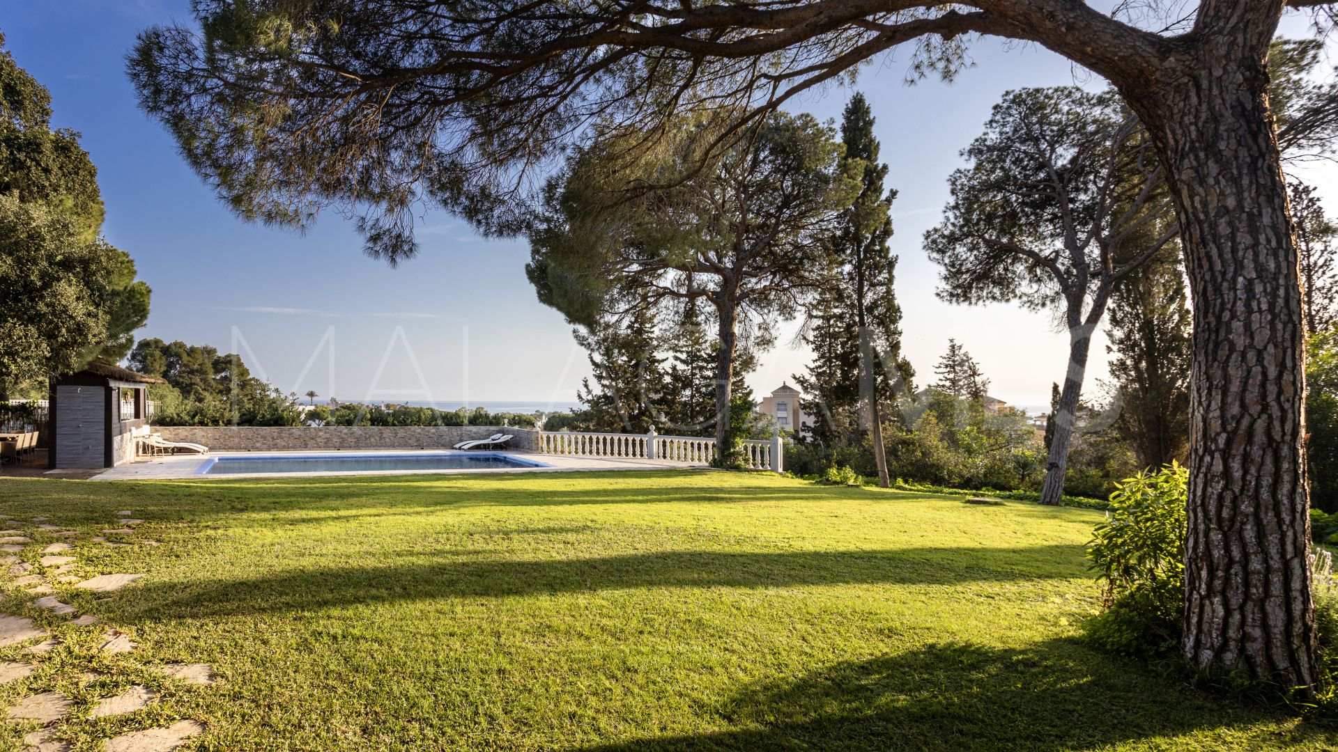 Villa for sale in Elviria