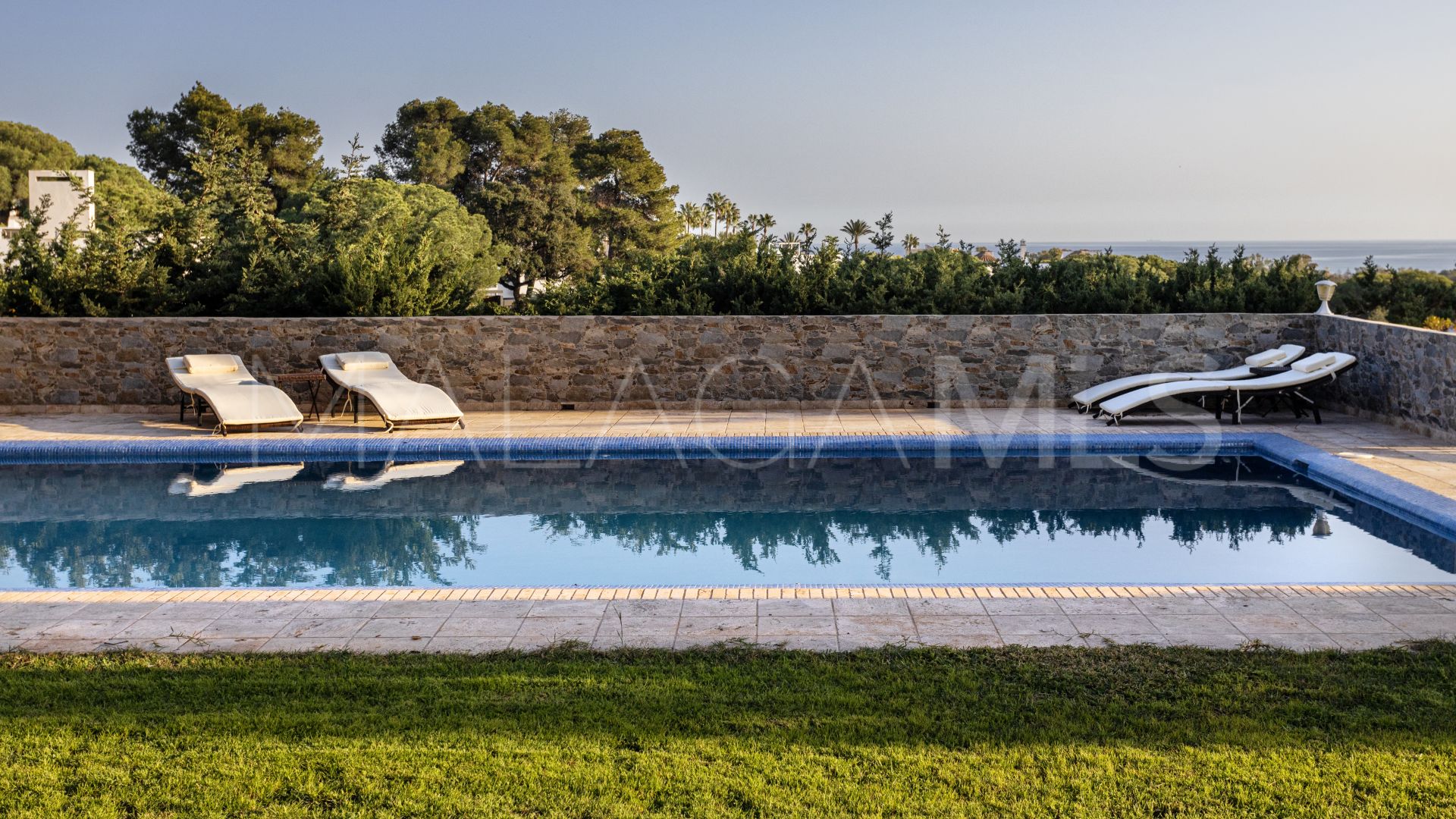 Villa for sale in Elviria