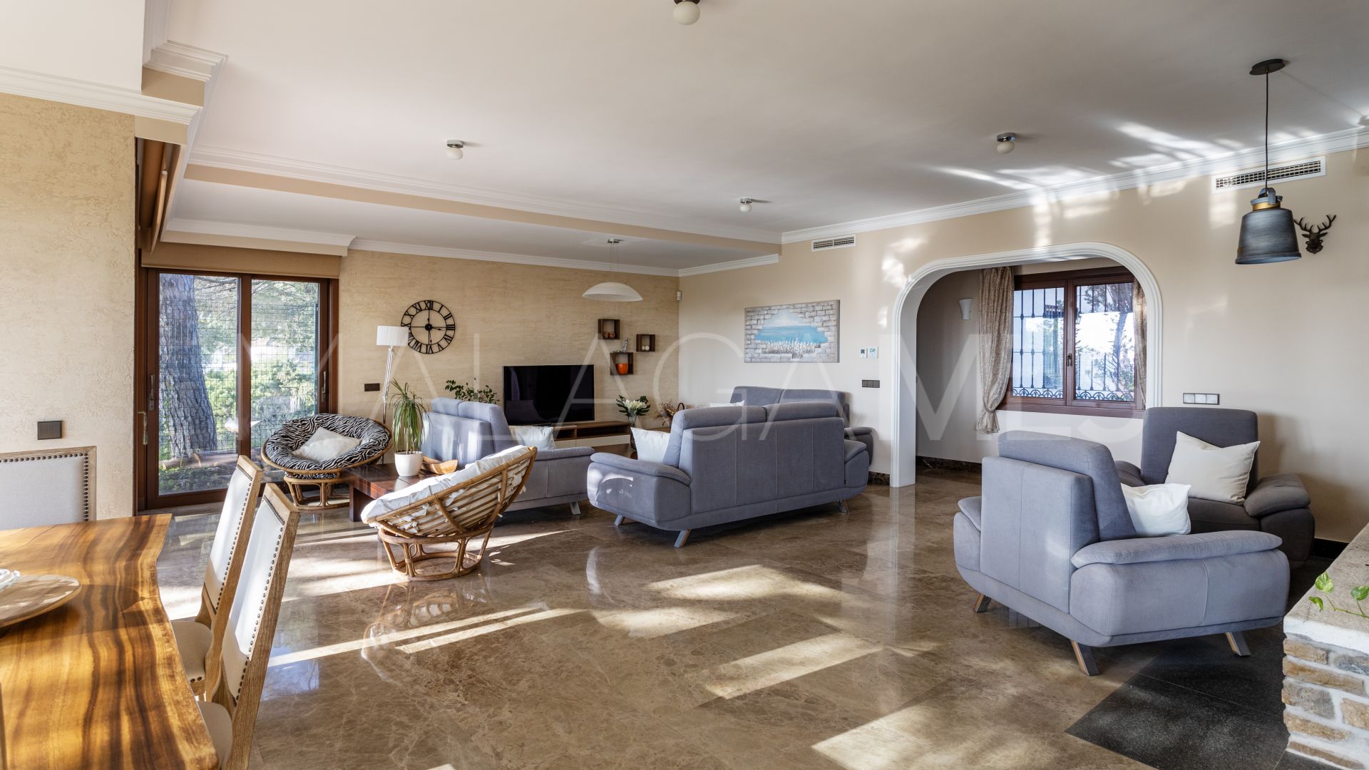 Villa for sale in Elviria