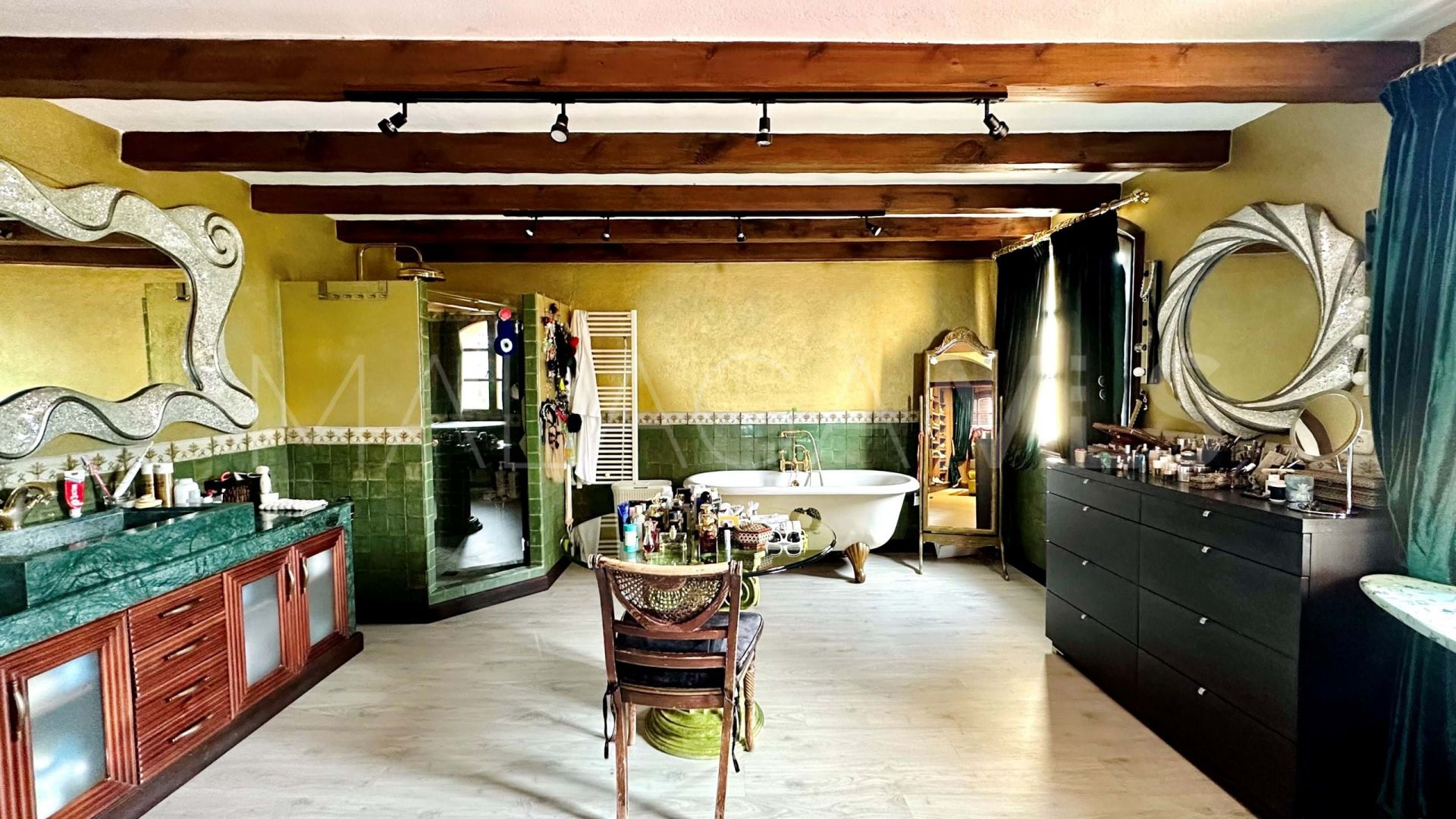 Herrenhaus for sale in Las Chapas