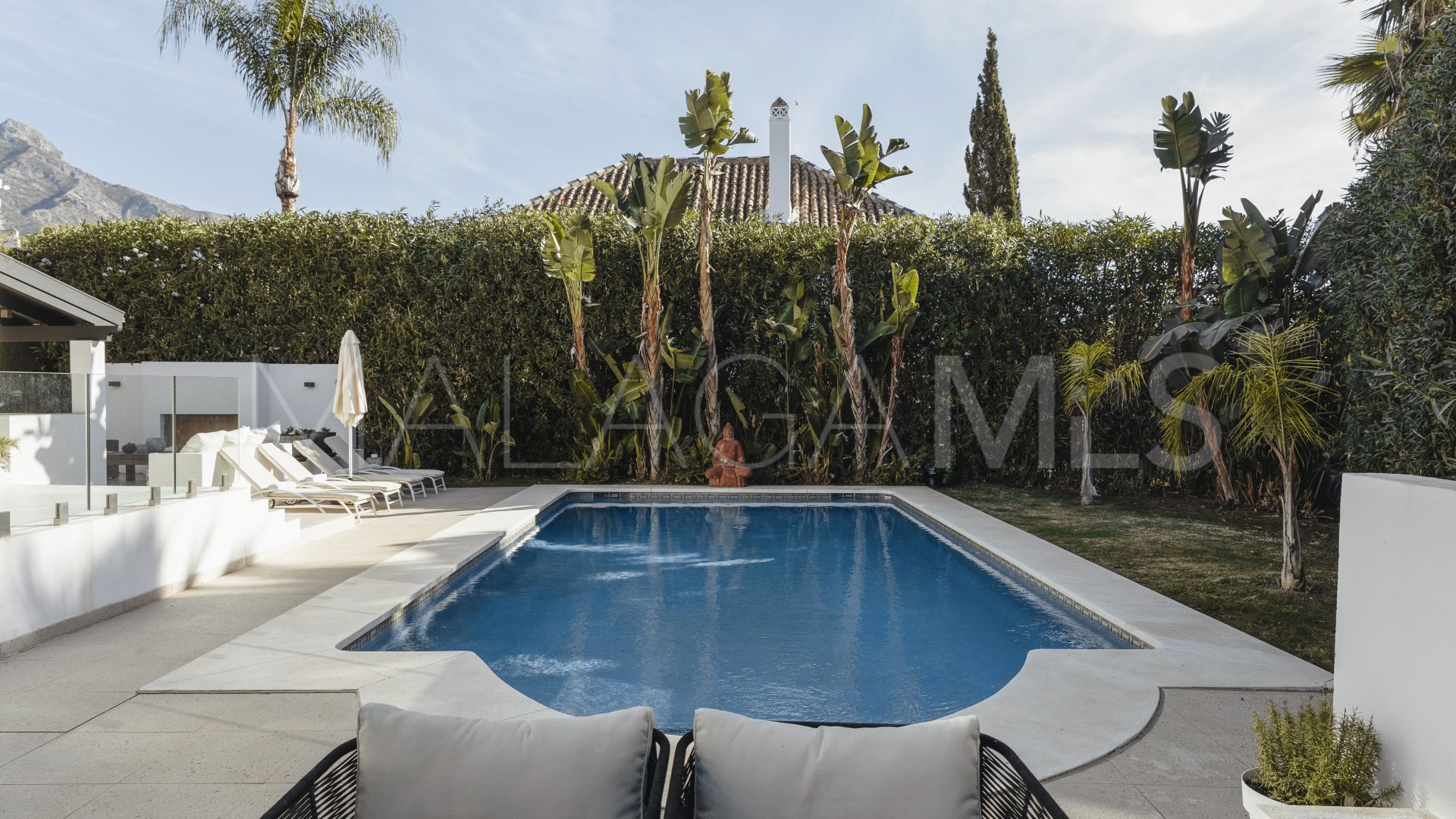 Se vende villa in Nueva Andalucia with 4 bedrooms