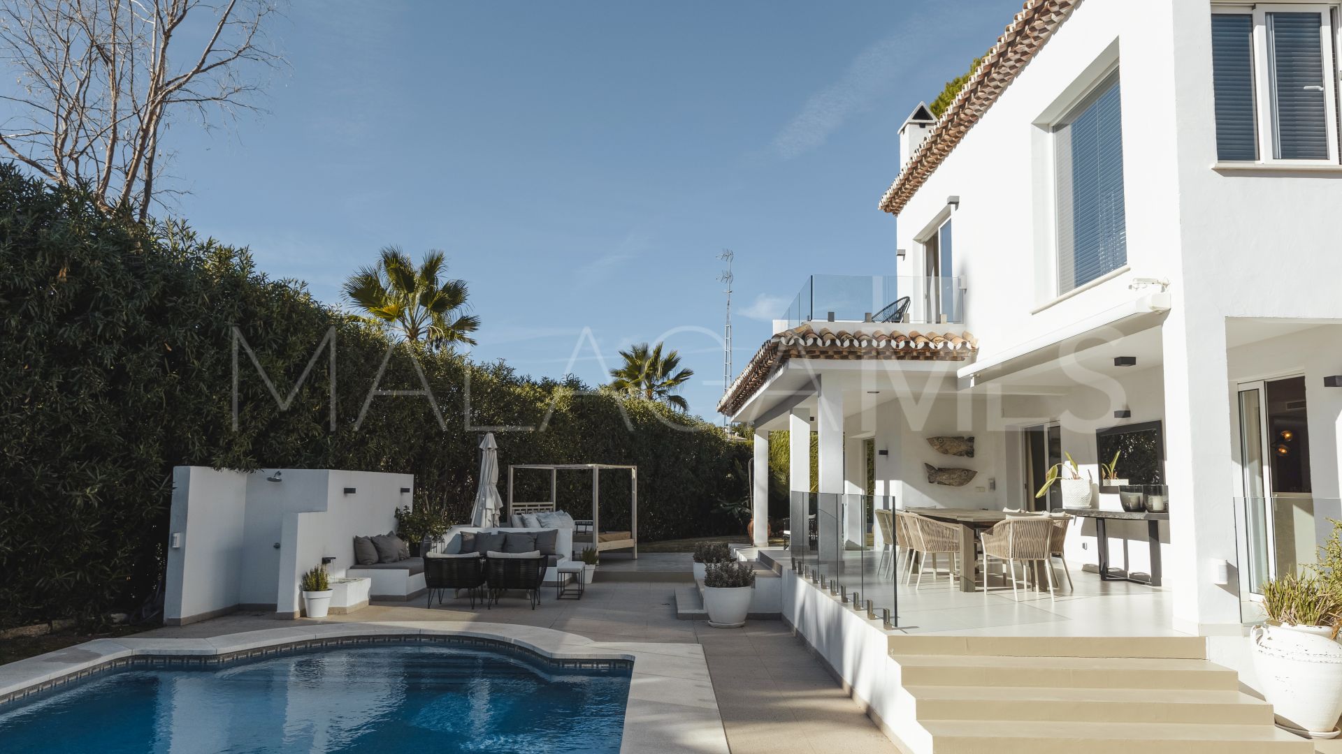 Se vende villa in Nueva Andalucia with 4 bedrooms