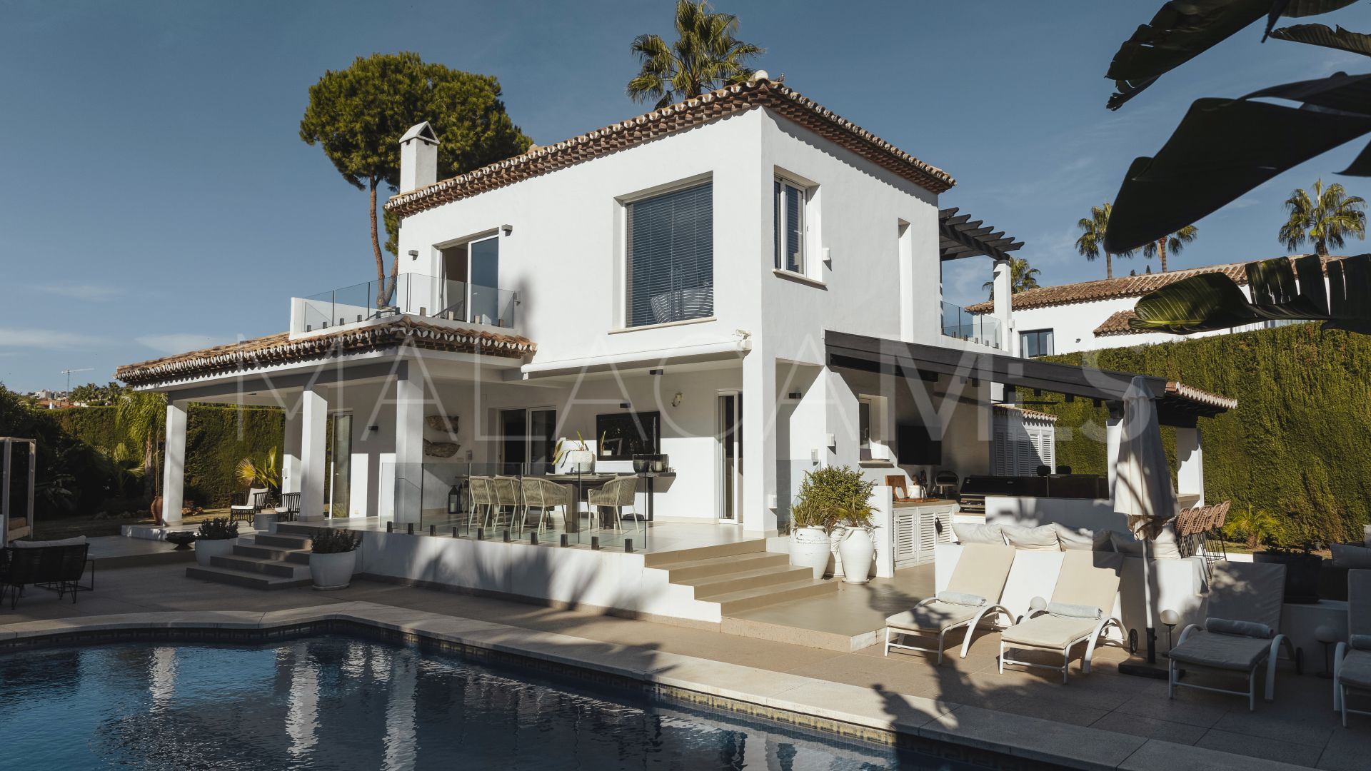 Se vende villa in Nueva Andalucia with 4 bedrooms