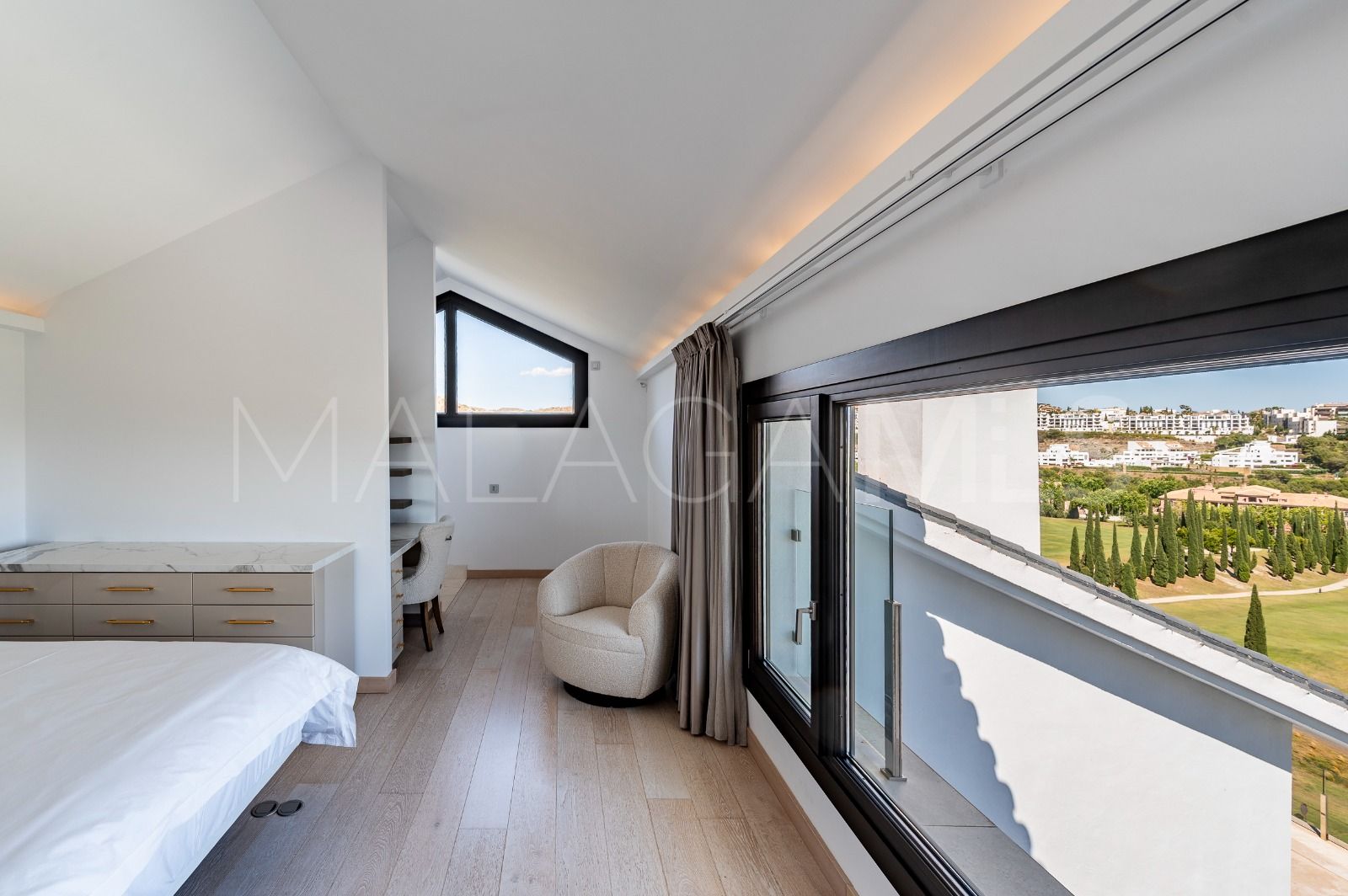 Buy villa in Los Flamingos Golf with 6 bedrooms