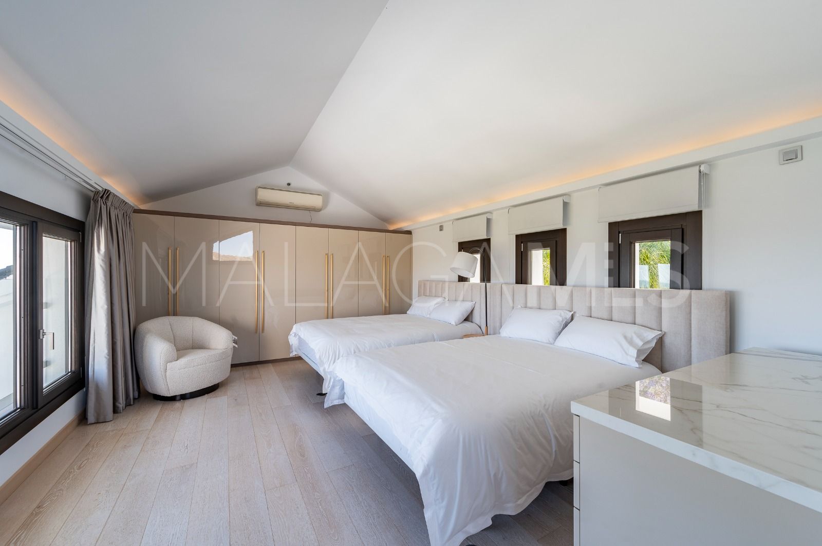 Buy villa in Los Flamingos Golf with 6 bedrooms