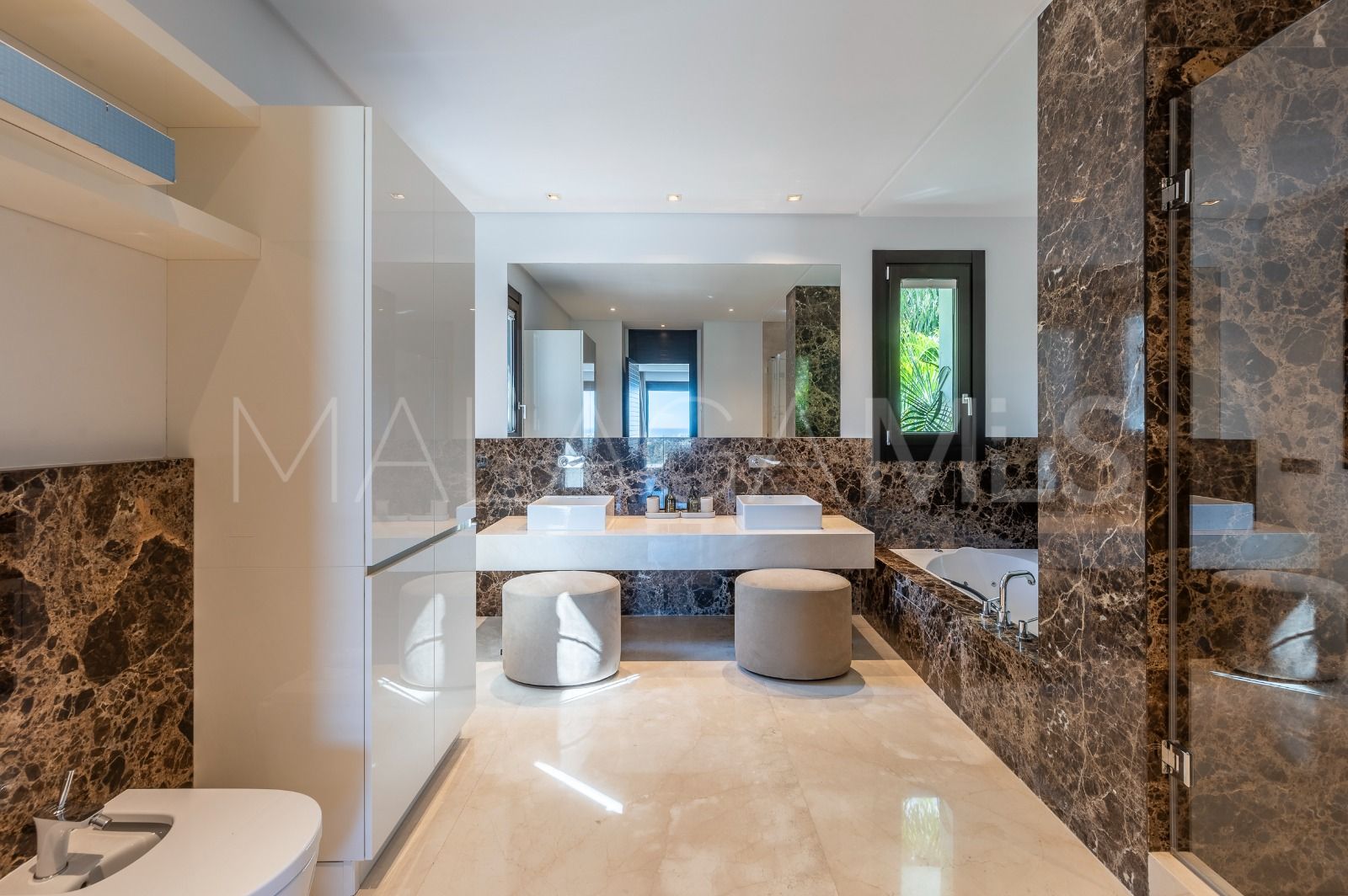 Buy villa in Los Flamingos Golf with 6 bedrooms