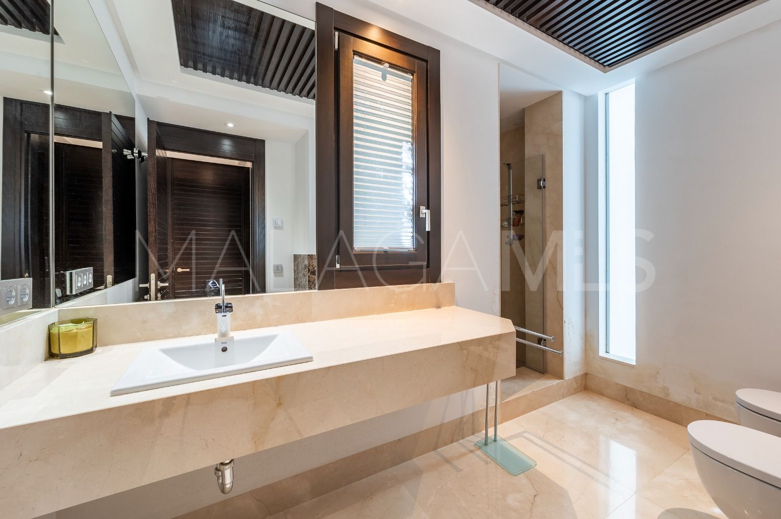 Buy villa in Los Flamingos Golf with 6 bedrooms