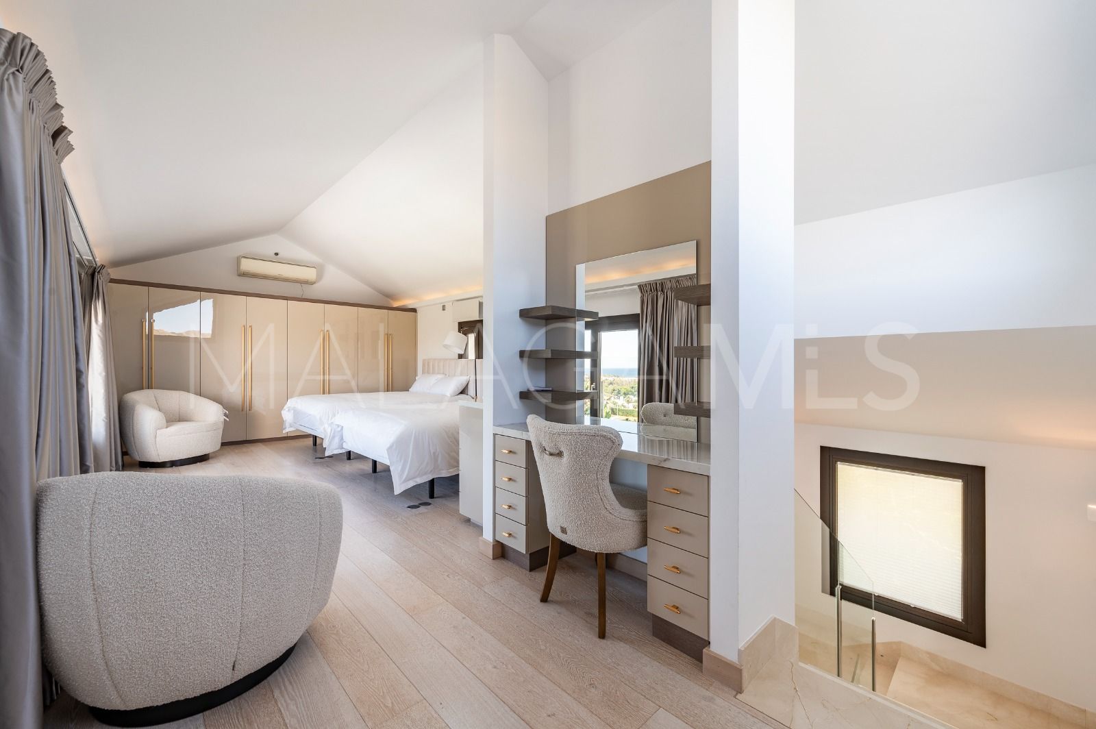 Buy villa in Los Flamingos Golf with 6 bedrooms