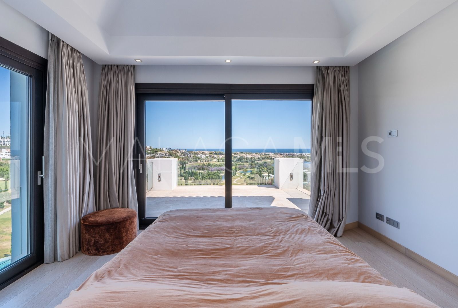 Buy villa in Los Flamingos Golf with 6 bedrooms