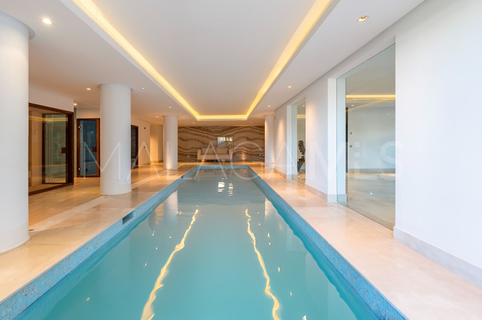 Buy villa in Los Flamingos Golf with 6 bedrooms