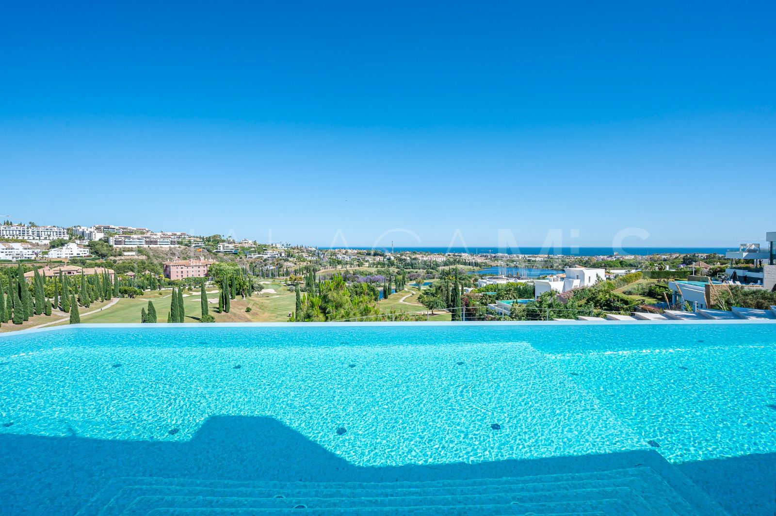 Buy villa in Los Flamingos Golf with 6 bedrooms