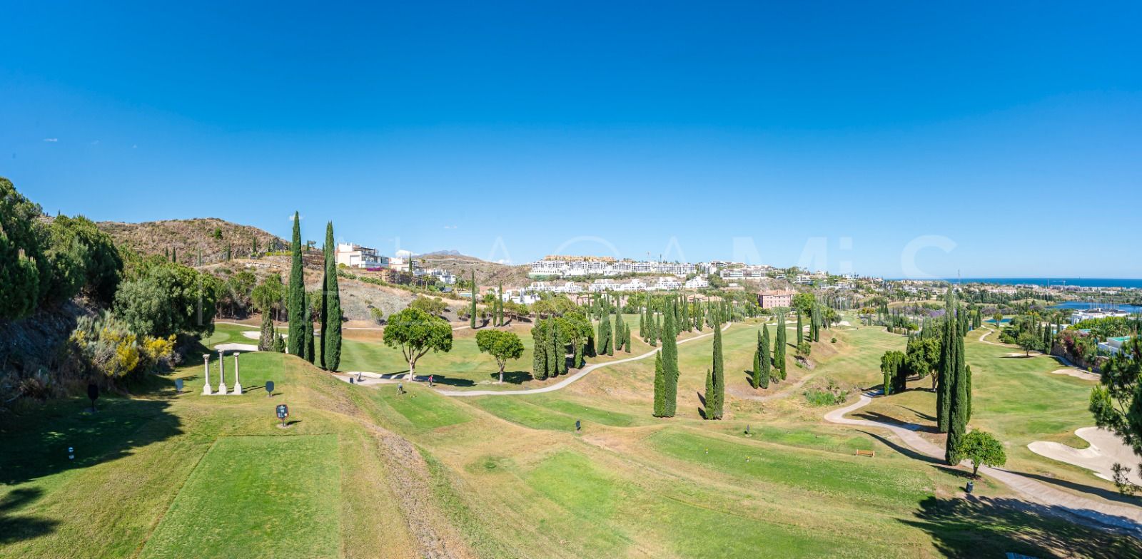 Buy villa in Los Flamingos Golf with 6 bedrooms