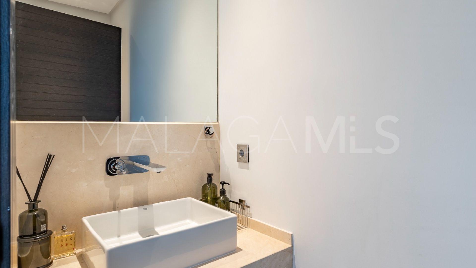 Buy villa in Los Flamingos Golf with 6 bedrooms