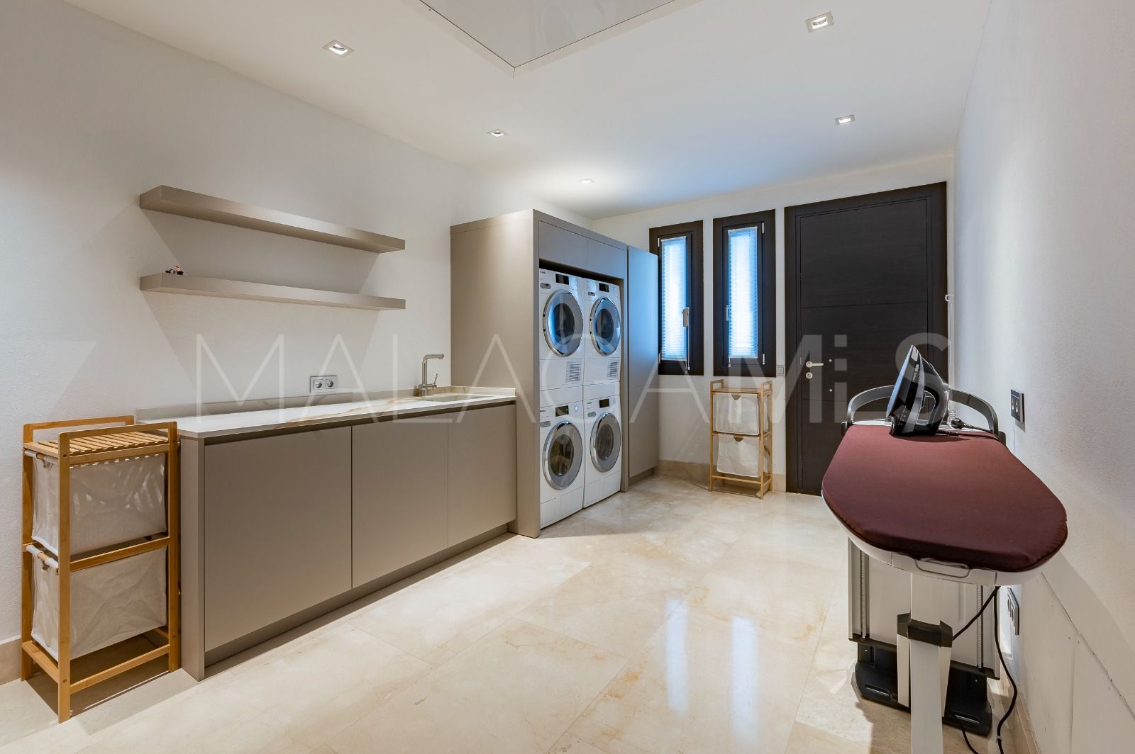 Buy villa in Los Flamingos Golf with 6 bedrooms