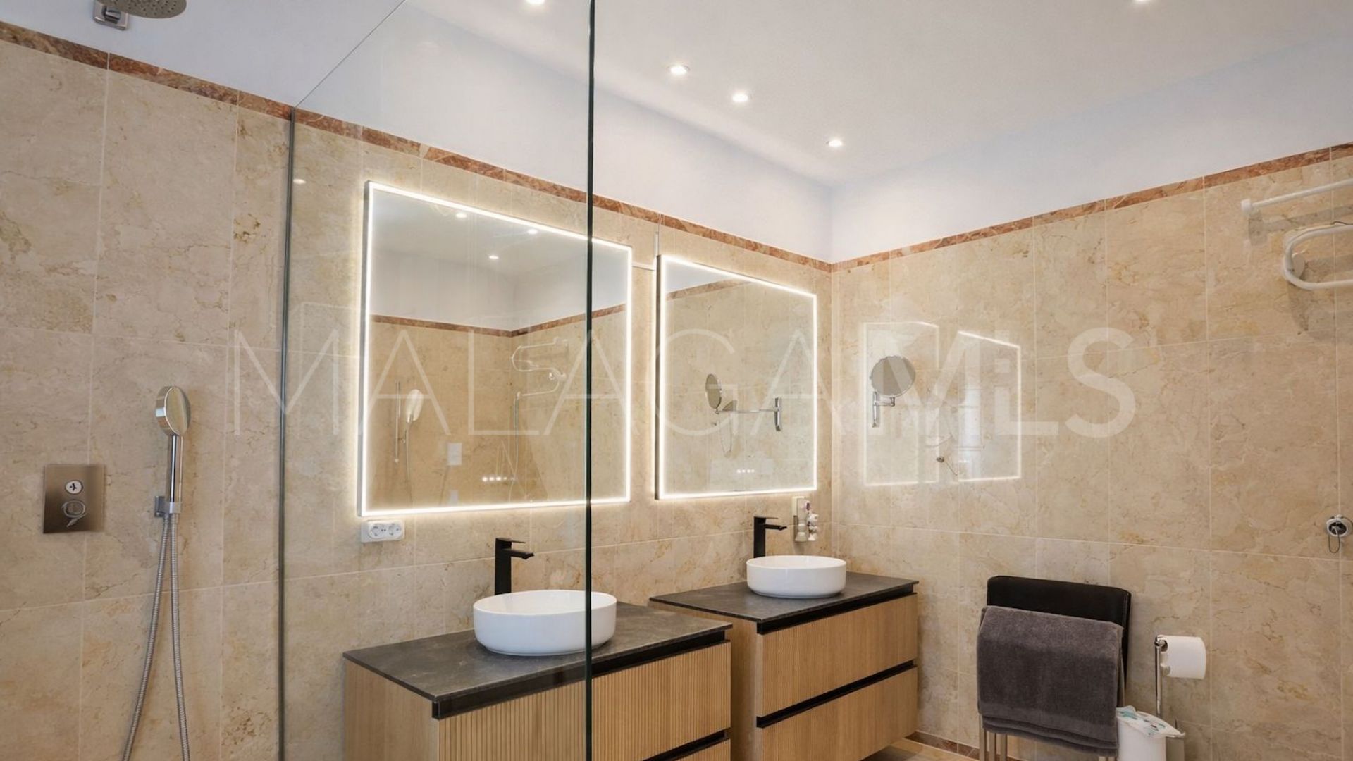 Villa for sale in Guadalmina Baja