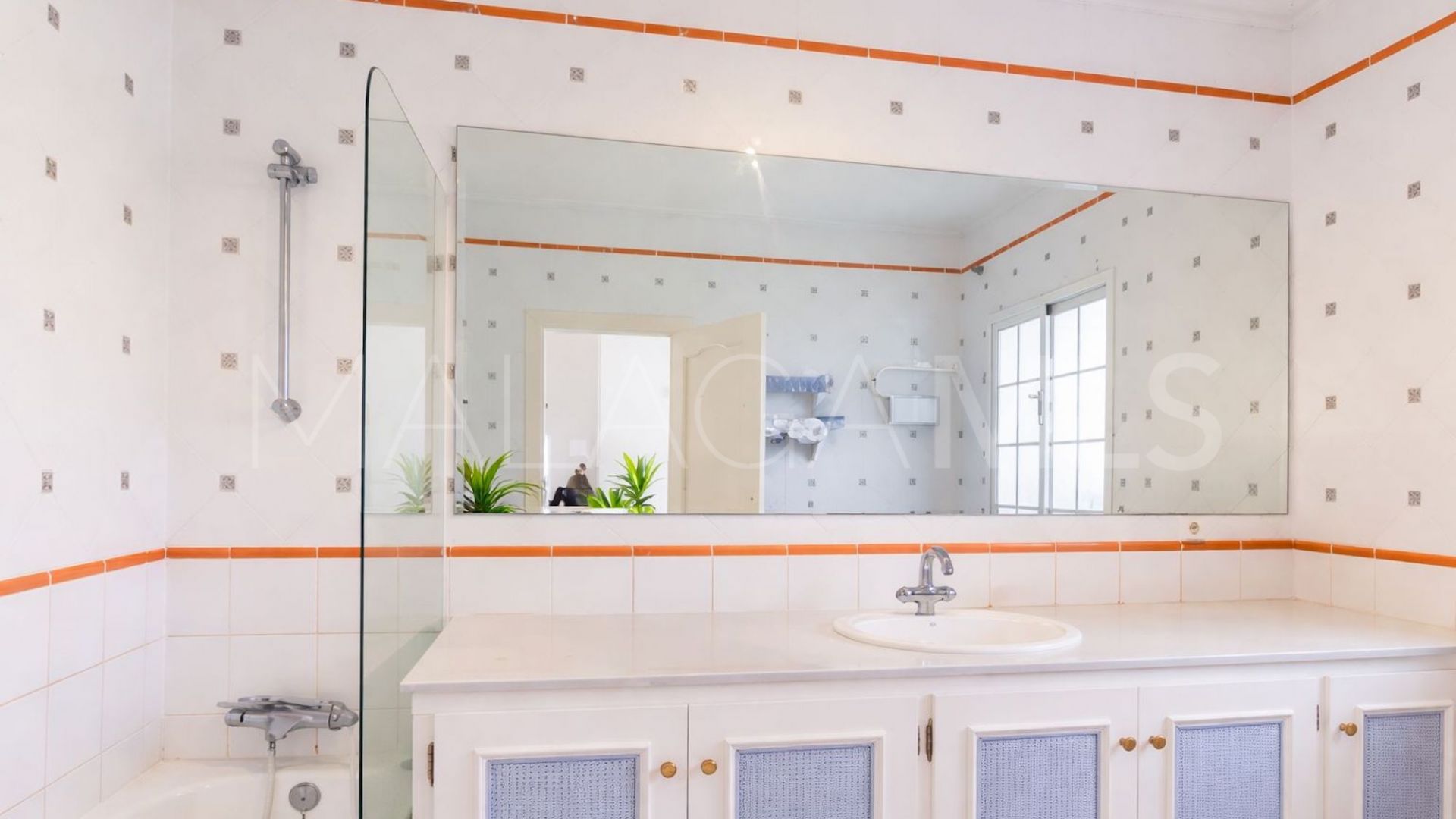 Villa for sale in Guadalmina Baja