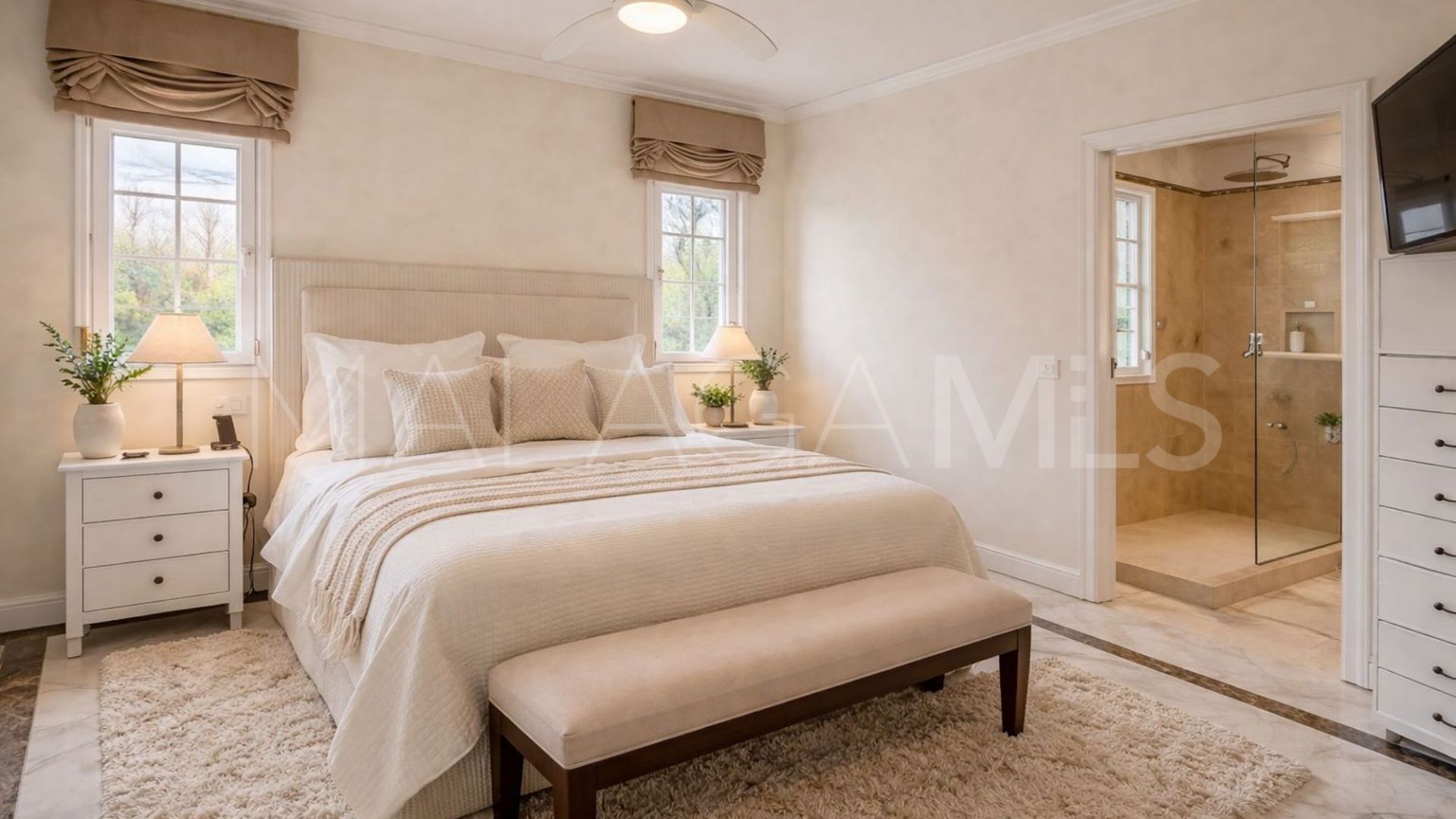 Villa for sale in Guadalmina Baja