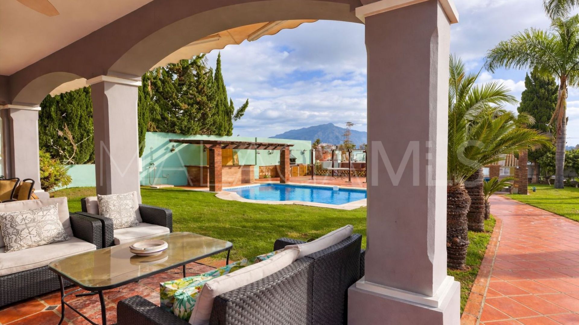 Villa for sale in Guadalmina Baja