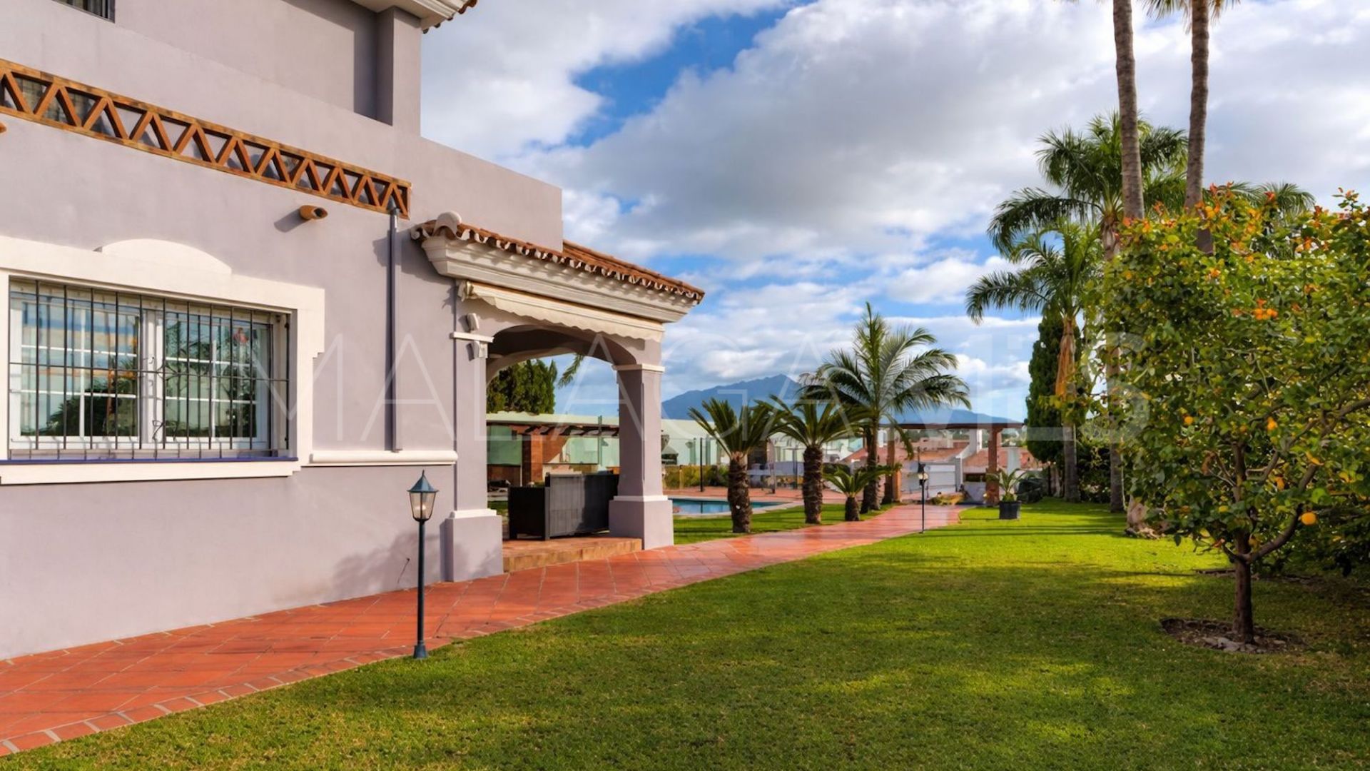 Villa for sale in Guadalmina Baja