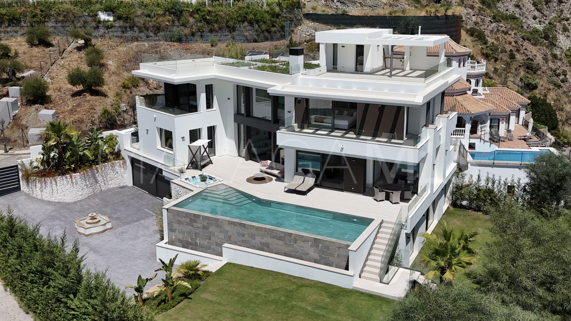 Villa for sale in Benahavis
