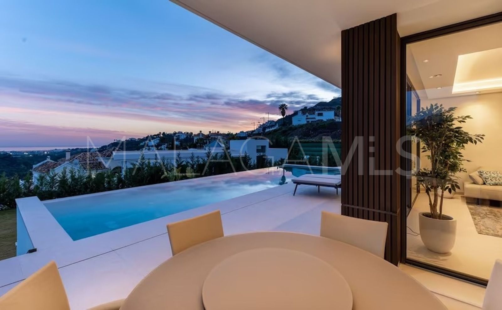 Villa for sale in Benahavis