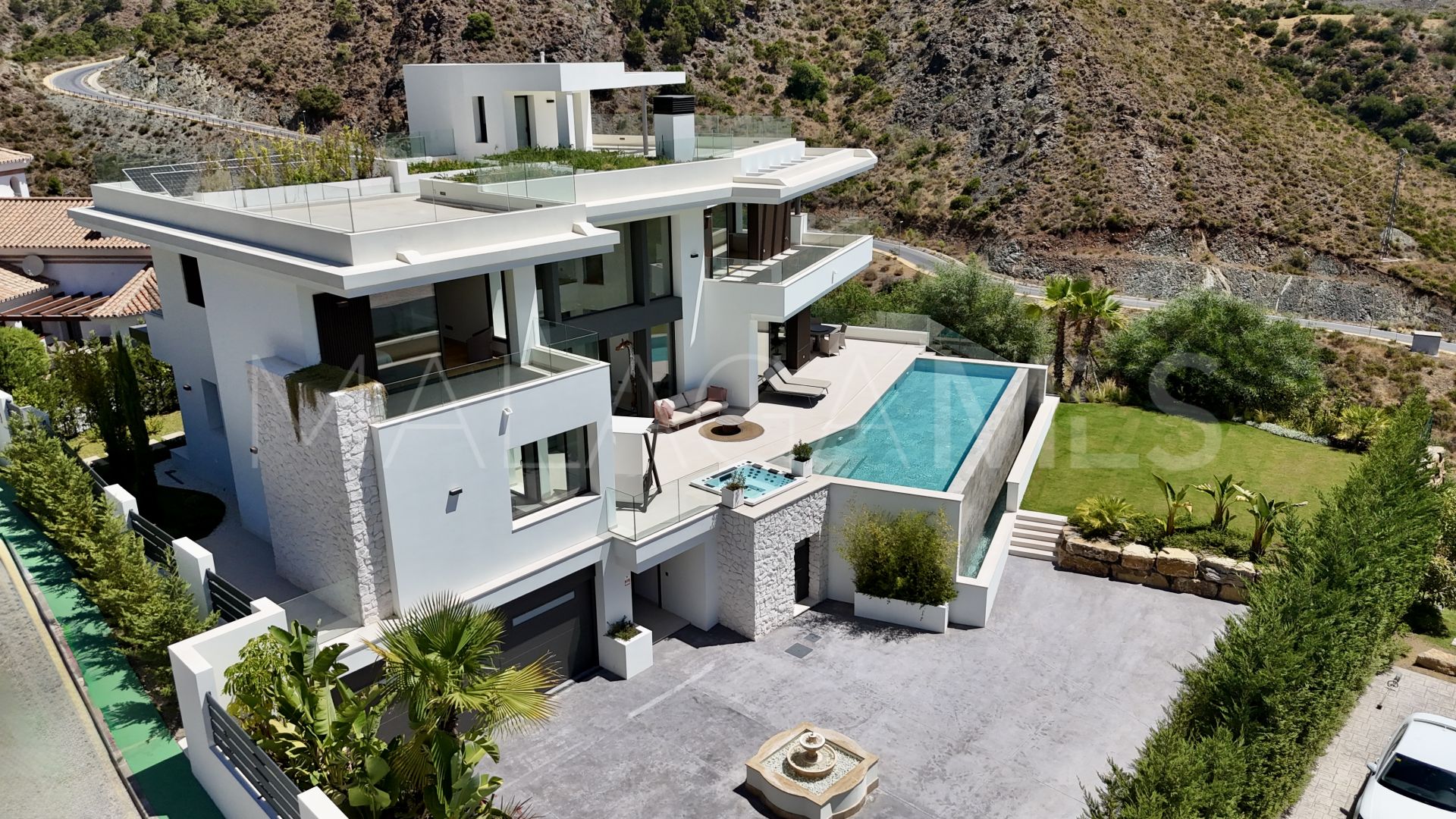 Villa for sale in Benahavis