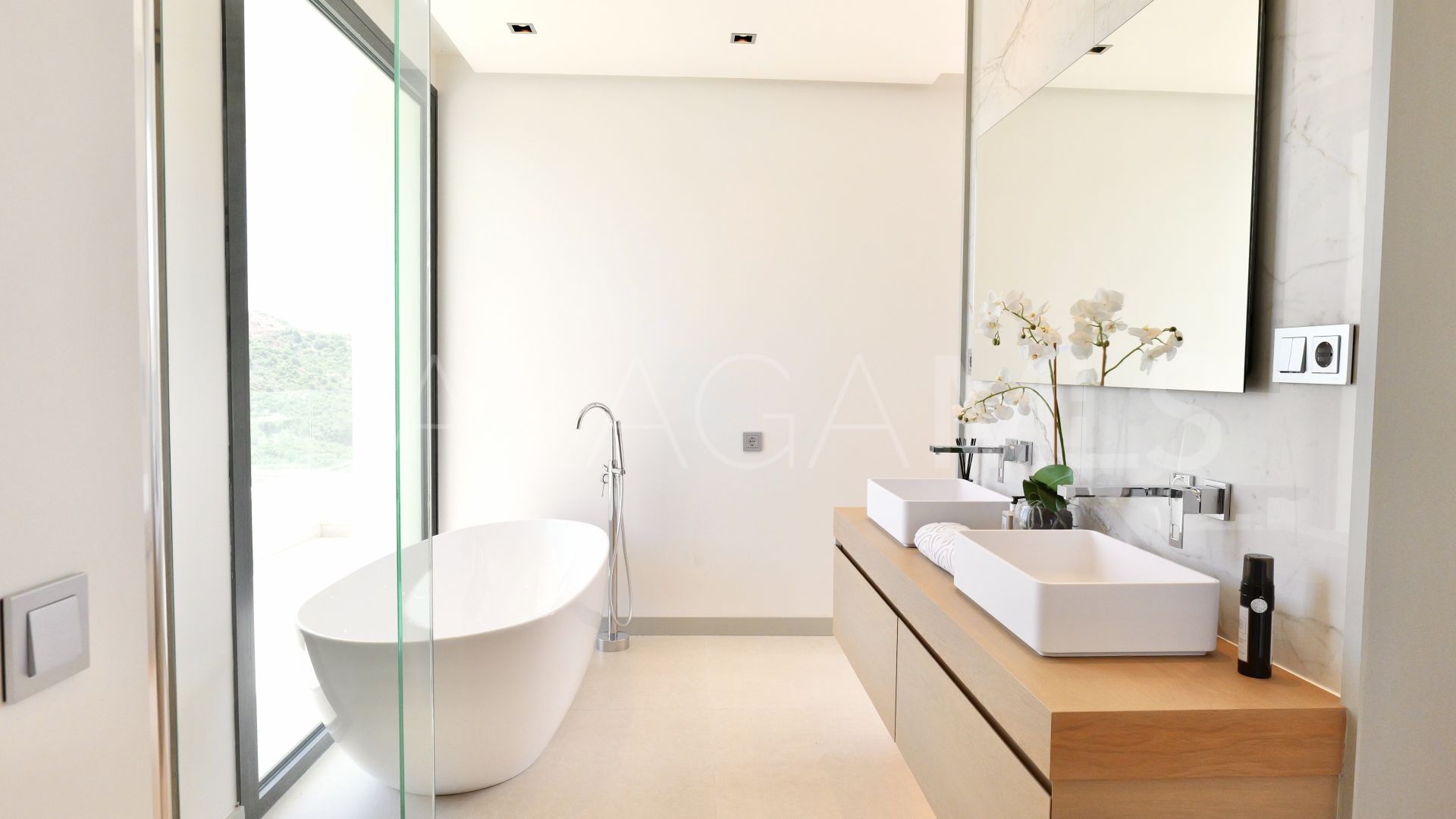 Villa for sale in Benahavis