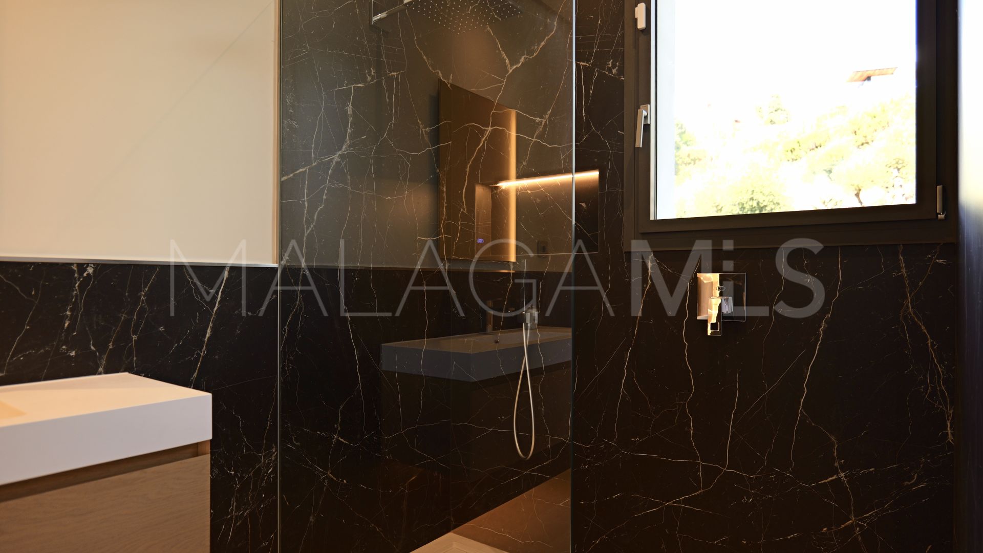 Villa for sale in Benahavis