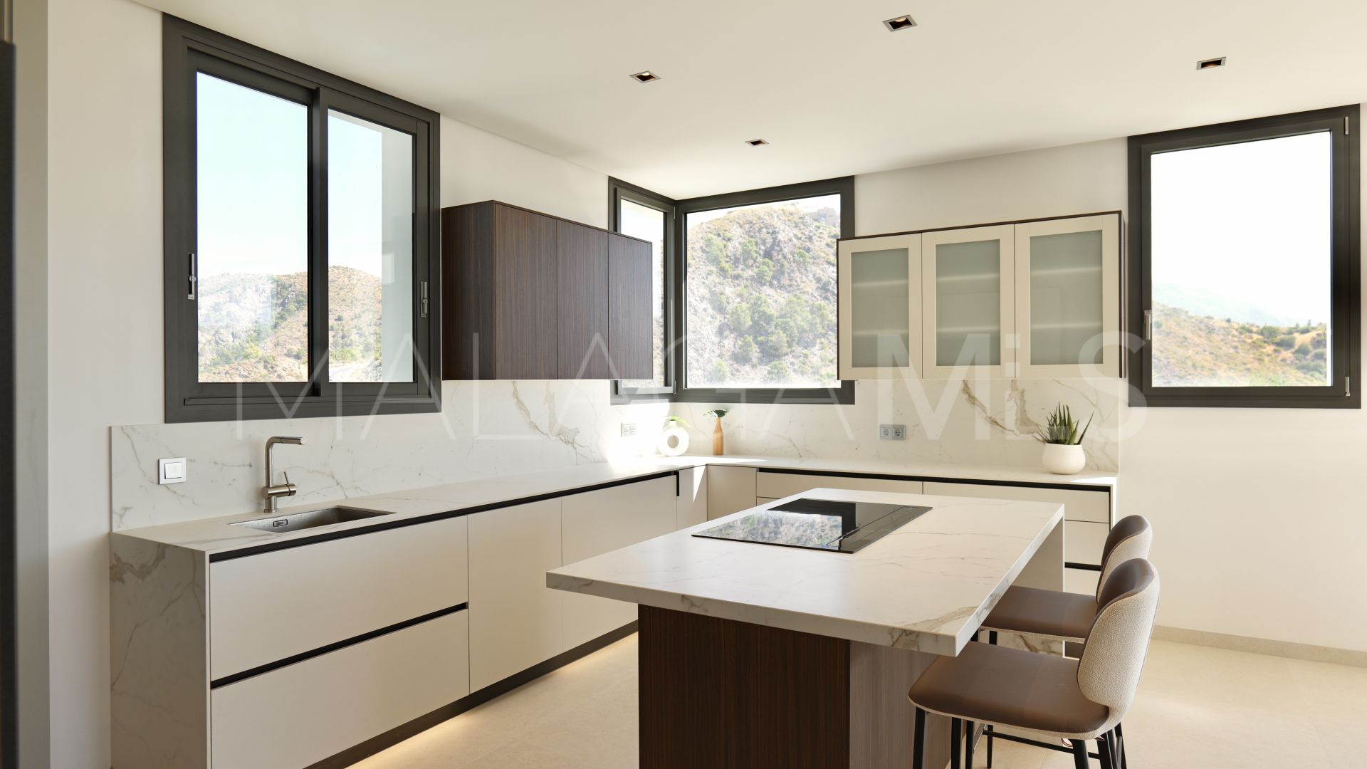 Villa for sale in Benahavis