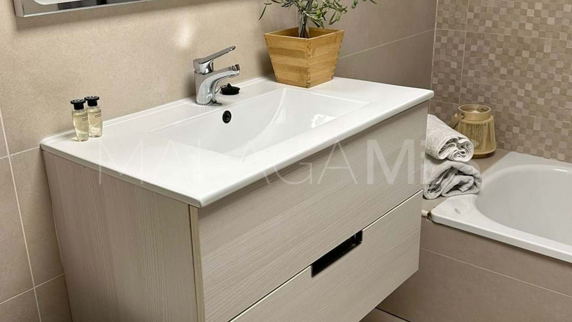 Apartamento a la venta in Nueva Andalucia with 3 bedrooms