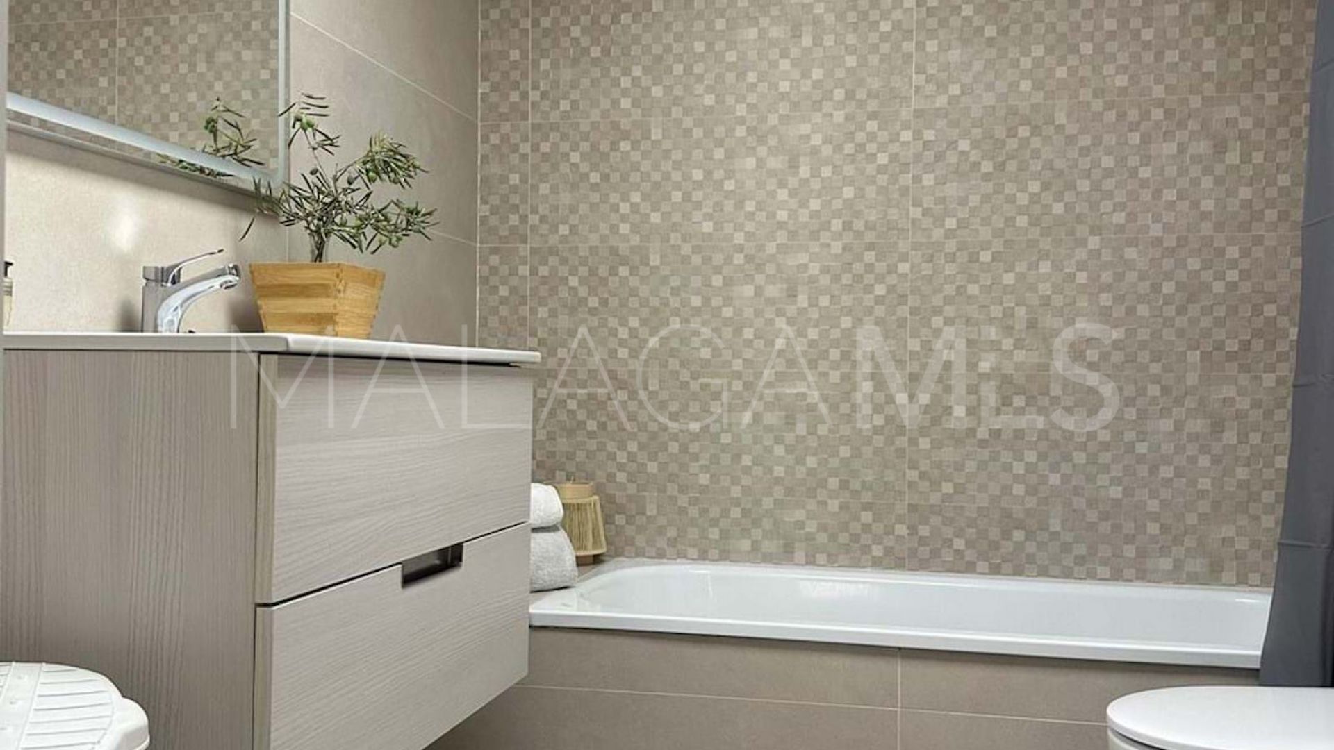 Apartamento a la venta in Nueva Andalucia with 3 bedrooms