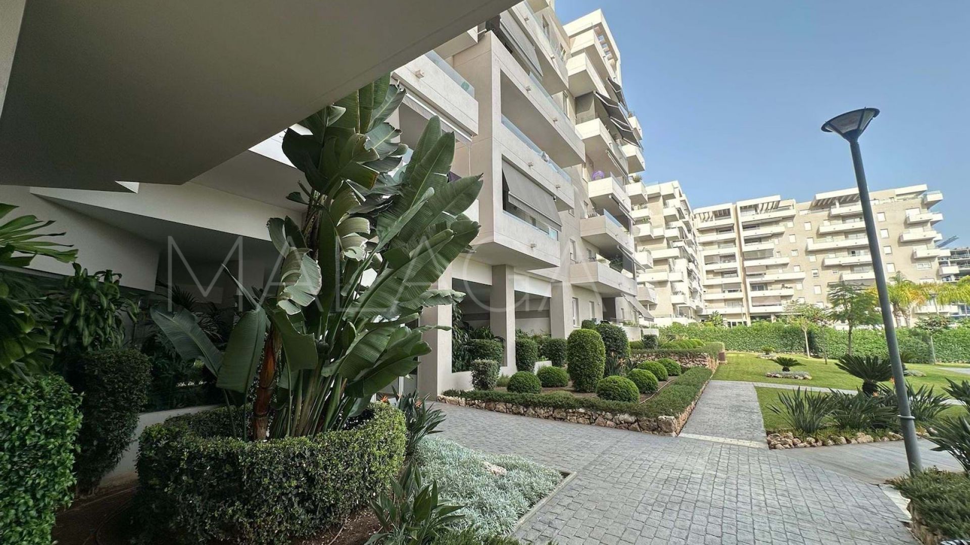 Apartamento a la venta in Nueva Andalucia with 3 bedrooms
