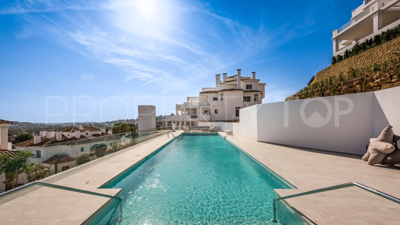 Penthouse for sale in Nueva Andalucia with 5 bedrooms