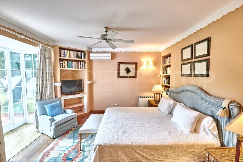 Villa a la venta con 4 dormitorios en Guadalmina Baja