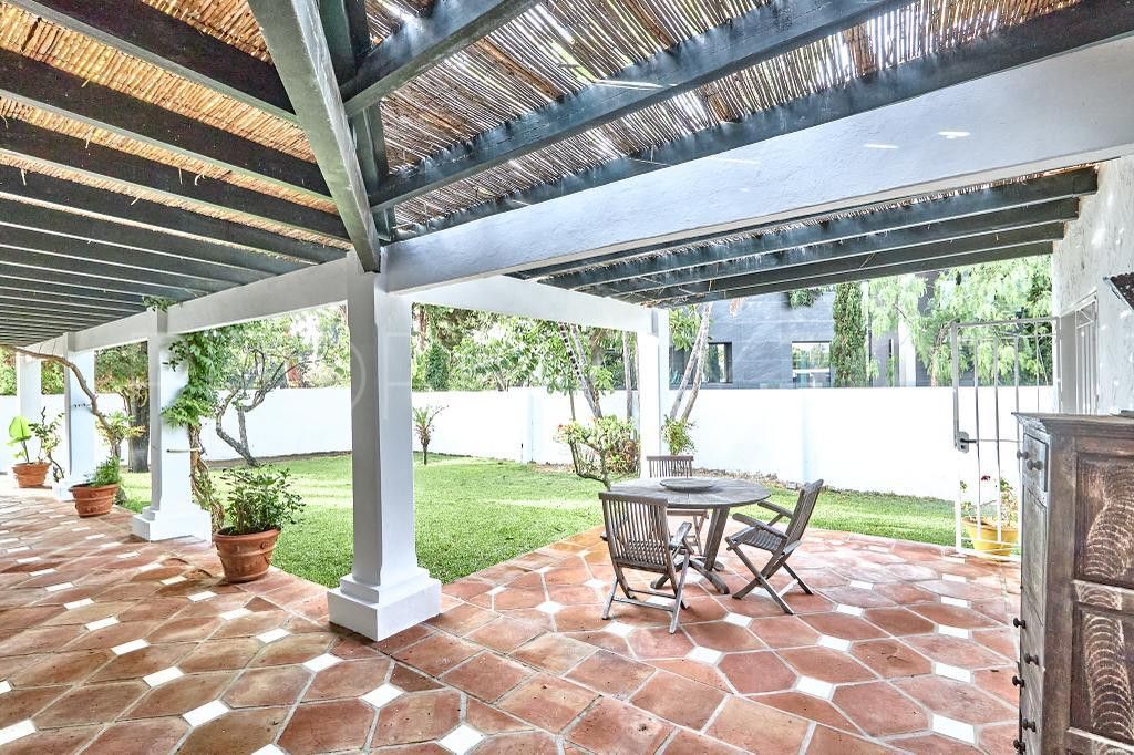 Villa a la venta con 4 dormitorios en Guadalmina Baja