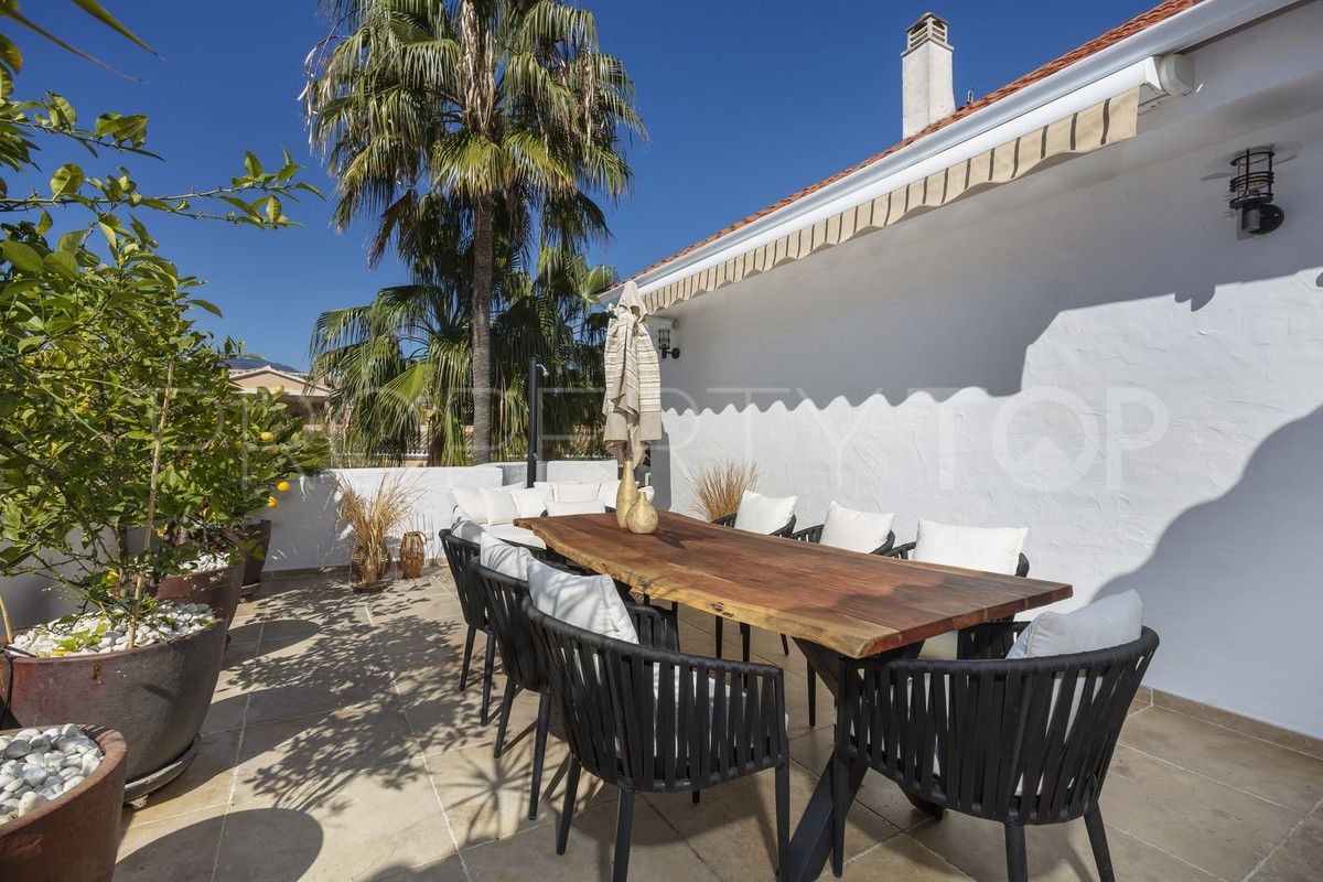 Buy apartment in Nueva Andalucia with 4 bedrooms