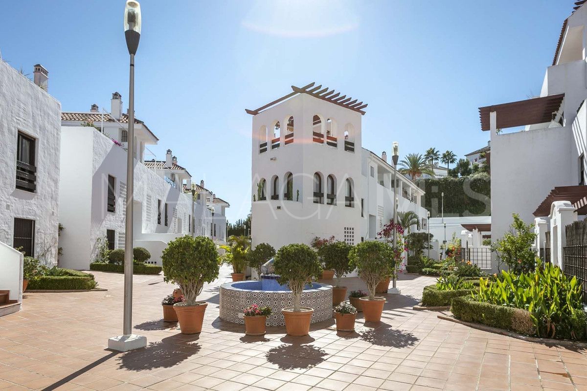 Ground floor apartment for sale in Nueva Andalucia with 3 bedrooms