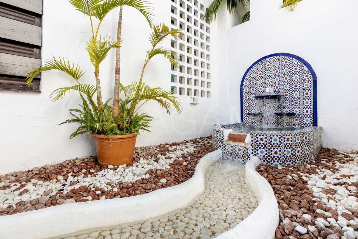 Ground floor apartment for sale in Nueva Andalucia with 3 bedrooms