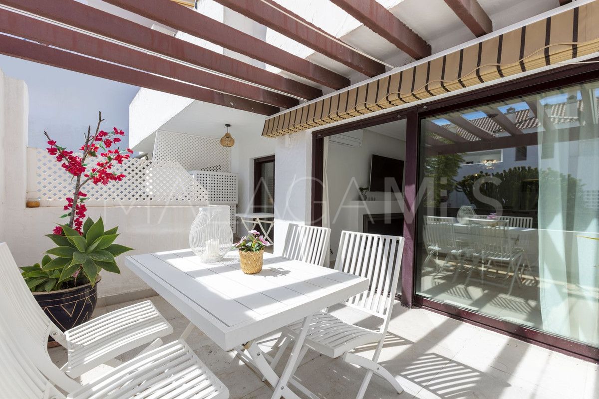 Ground floor apartment for sale in Nueva Andalucia with 3 bedrooms