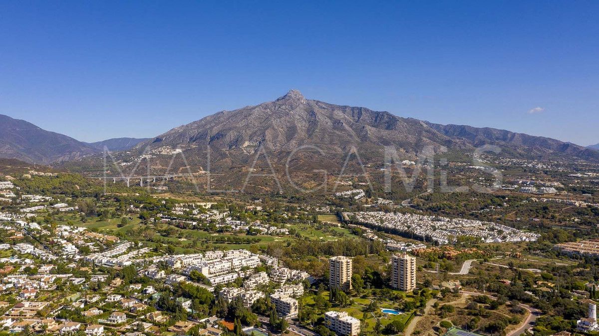 Ground floor apartment for sale in Nueva Andalucia with 3 bedrooms