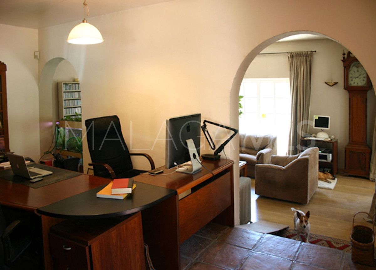 Buy villa in Benahavis