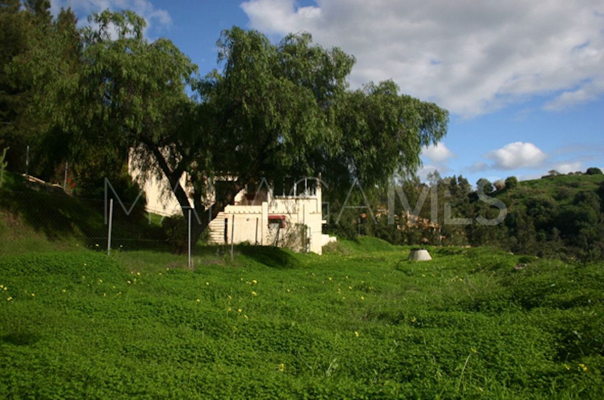 Buy villa in Benahavis