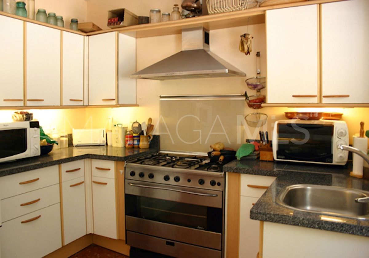 Buy villa in Benahavis