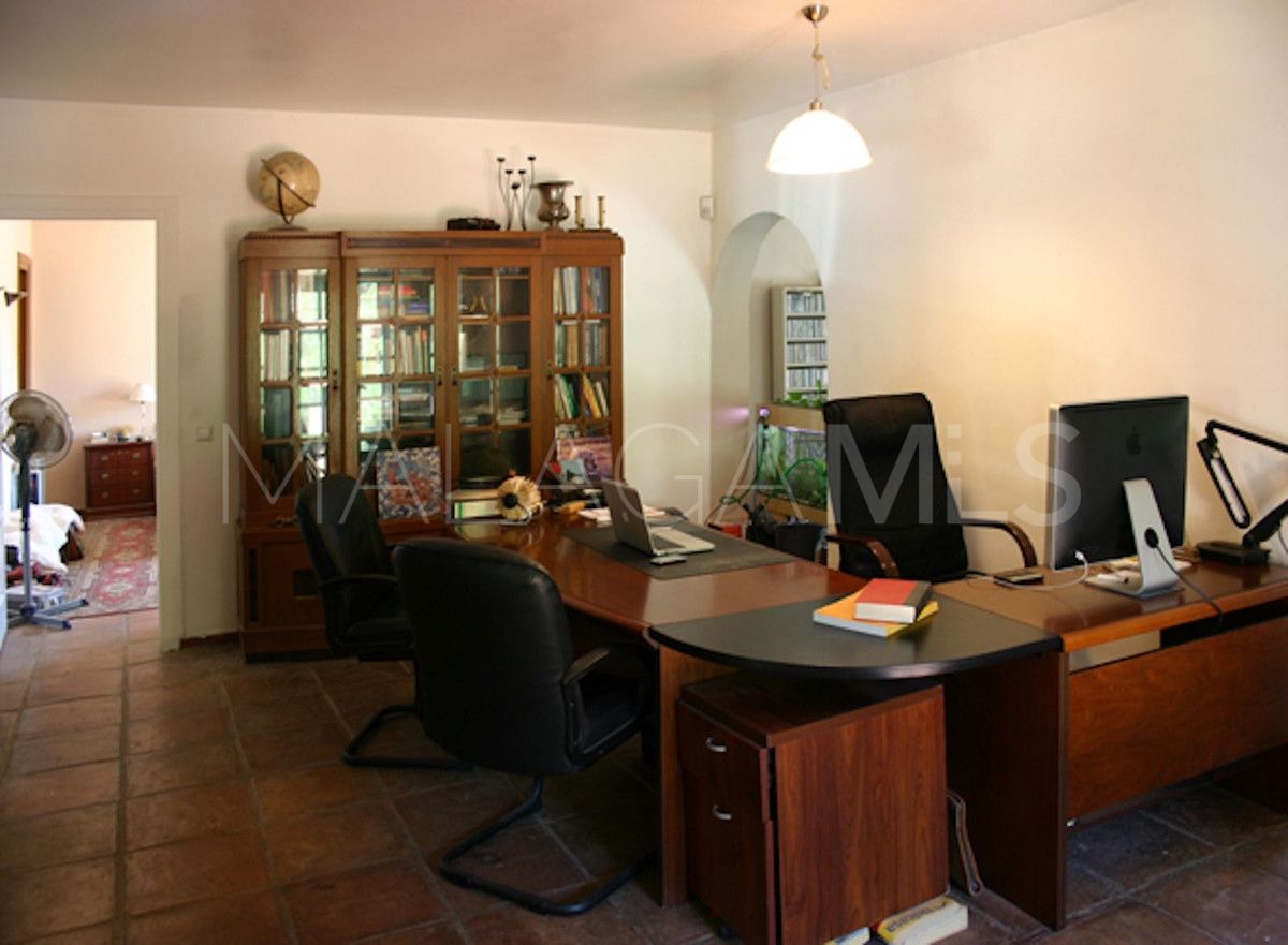 Buy villa in Benahavis