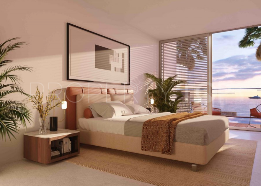 Apartamento de 4 dormitorios a la venta en Estepona Playa